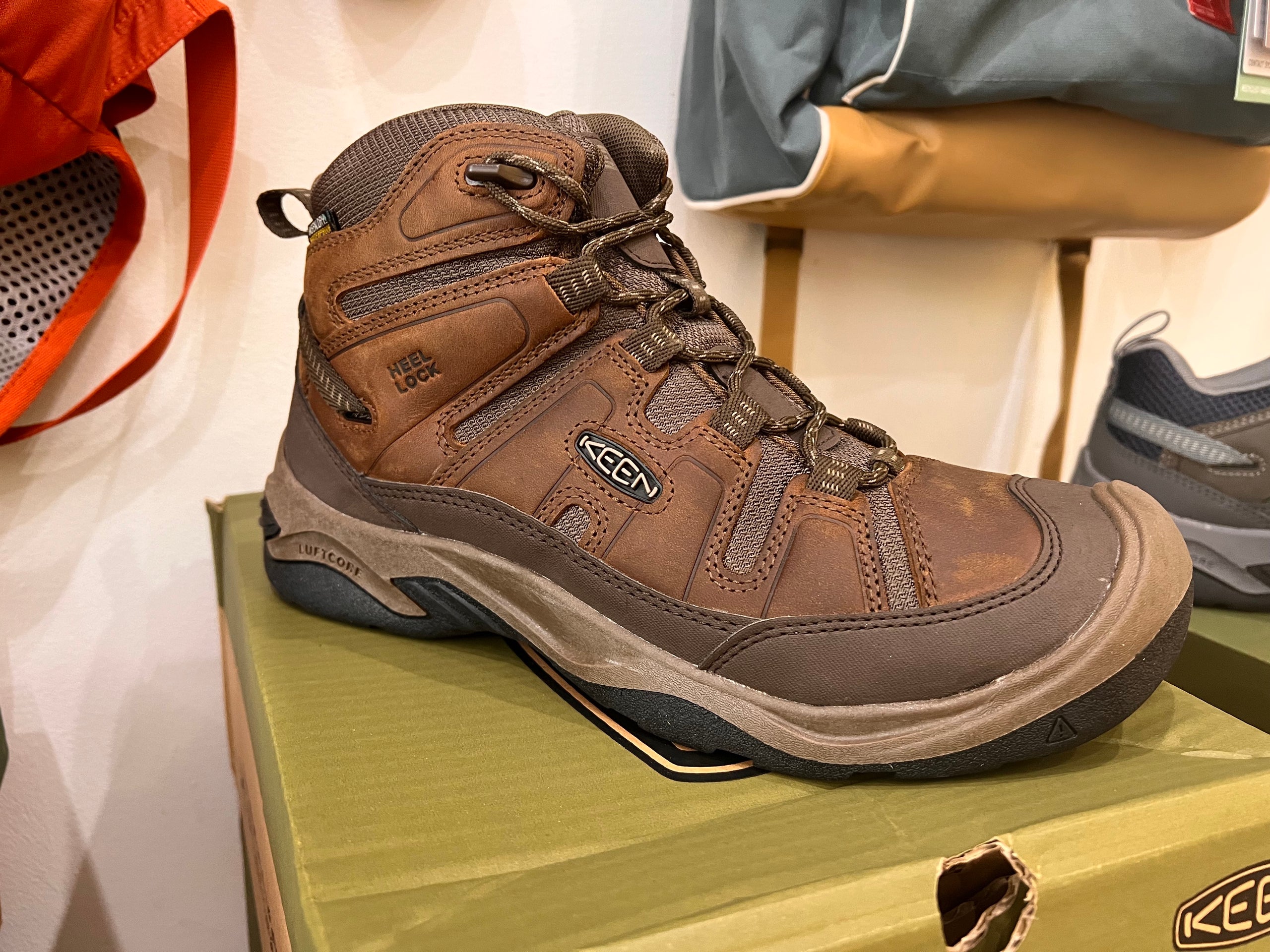 Keen Men s Circadia Waterproof Mid Hiking Boots Bison Brindle 12